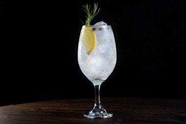 ferahlatıcı alkollü içecek, cozumel, mojito tekila, cin, soda, limon ve naneli siyah arka planda izole edilmiş