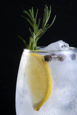 ferahlatıcı alkollü içecek, cozumel, mojito tekila, cin, soda, limon ve naneli siyah arka planda izole edilmiş