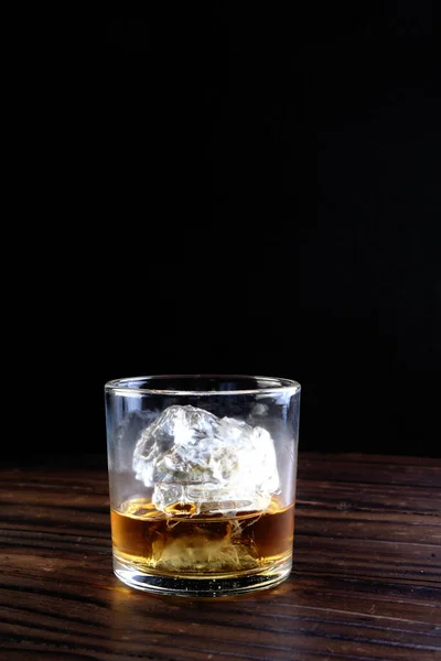 Дріб Віскі Подається Короткій Склянці Льодом Ізольовано Чорному Фоні — стокове фото