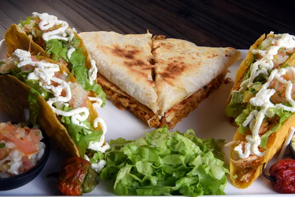 Deliciosa Comida Mexicana Tacos Guacamole Quesadillas Pimenta Tortilla Burritos Isolados — Fotografia de Stock
