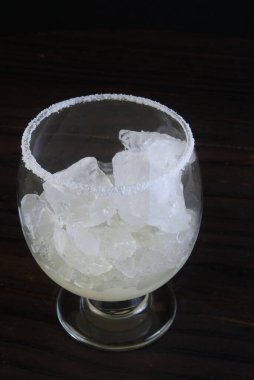 ferahlatıcı alkollü içecek, cozumel, mojito tekila, cin, soda, limon ve naneli siyah arka planda izole edilmiş