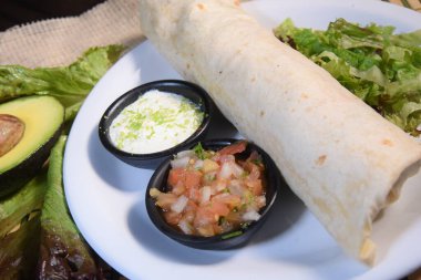 Meksika usulü sığır eti tortilla, guacamole, avokado salatası, salata, siyah arka planda izole edilmiş lezzetli aperatif, yukarıdan bakıldığında.