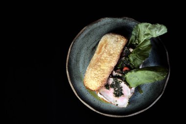 Domates peynirli hamburger ve sebzeli sandviç, siyah arka planda izole edilmiş lezzetli atıştırmalıklar, yukarıdan bakıldığında....