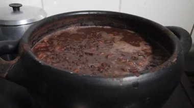 Tipik Brezilya yemekleri fasulye, domuz pastırması, lahana, pirinç, salata, baharat ve biberli sosis..