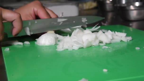 Різання Кухонної Цибулі Столі Невеликими Шматочками Кухонній Дошці Використанням Ножа — стокове відео