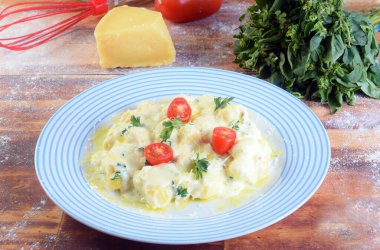 beyaz soslu makarna parmesan peyniri, domates, fesleğen, otlar, İtalyan ve Fransız mutfağından lezzetli yemekler.