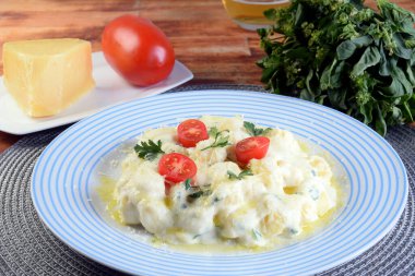 beyaz soslu makarna parmesan peyniri, domates, fesleğen, otlar, İtalyan ve Fransız mutfağından lezzetli yemekler.