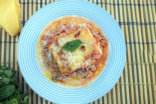 Lasaña Salsa Blanca Boloñesa Con Queso Parmesano Pasta Tomate Albahaca —  Fotos de Stock