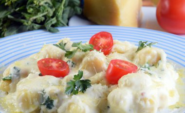 beyaz soslu makarna parmesan peyniri, domates, fesleğen, otlar, İtalyan ve Fransız mutfağından lezzetli yemekler.