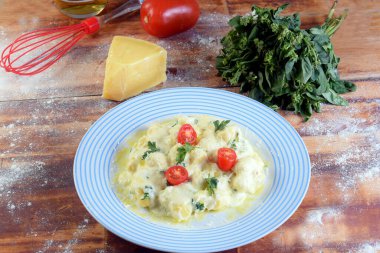 beyaz soslu makarna parmesan peyniri, domates, fesleğen, otlar, İtalyan ve Fransız mutfağından lezzetli yemekler.