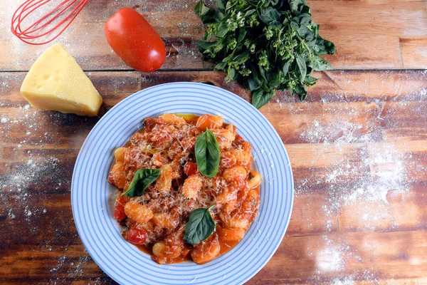 Deliciosa Pasta Ñoquis Salsa Blanca Con Queso Parmesano Tomate Albahaca —  Fotos de Stock