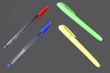 okullarda ve ofislerde kullanılan renkli kalemler metin için boşluk ile izole edilmiş