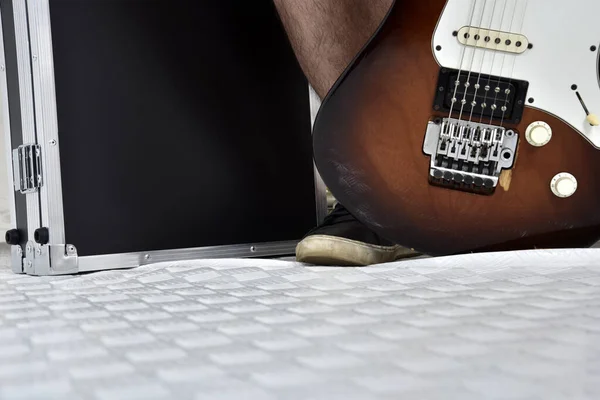 케이스 기타를 고립된 도구에 전형적 — 스톡 사진