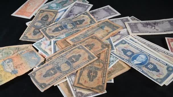 Viejos Billetes Brasileños Cayendo Sobre Mesa Sobre Fondo Negro — Vídeos de Stock