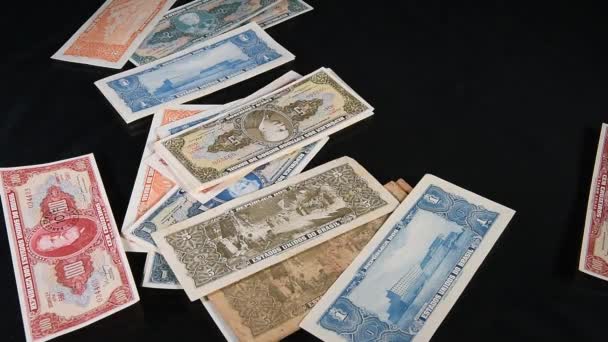 Eski Brezilya Para Banknotları Siyah Arka Planda Masaya Düşüyor — Stok video