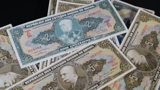 旧巴西钞票掉在桌子上的黑色背景 — 图库视频影像