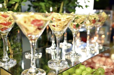 Çeşit çeşit yiyeceklerle dolu yemek masası, parti yemekleri büfesi.