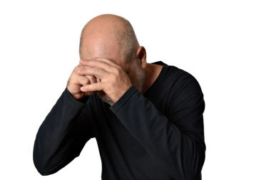 Beyaz sakallı bir iş adamı portresi, kel yüz ifadesi, şeffaf beyaz arka planda izole edilmiş moda görüntüsü.