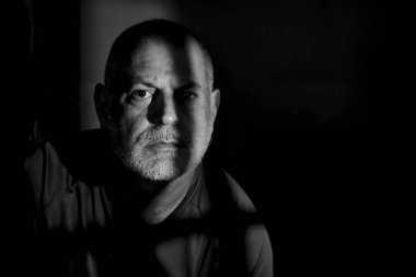 Portreler yüz ifadeleri vücut hareketleri modern adam siyah beyaz fotoğraf güzel sanat silueti ifade ışığı ve gölge.