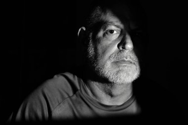 Portreler yüz ifadeleri vücut hareketleri modern adam siyah beyaz fotoğraf güzel sanat silueti ifade ışığı ve gölge.