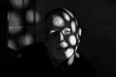 Portreler yüz ifadeleri vücut hareketleri modern adam siyah beyaz fotoğraf güzel sanat silueti ifade ışığı ve gölge.