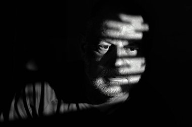 Portreler yüz ifadeleri vücut hareketleri modern adam siyah beyaz fotoğraf güzel sanat silueti ifade ışığı ve gölge.