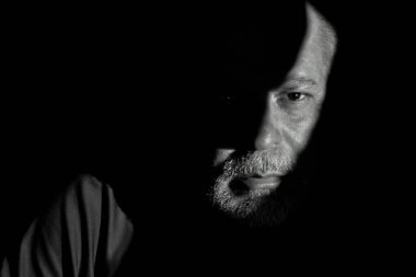 Portreler yüz ifadeleri vücut hareketleri modern adam siyah beyaz fotoğraf güzel sanat silueti ifade ışığı ve gölge.