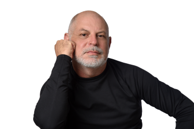 Portre yetişkin adam kel beyaz sakallı yüz ifadesi mutlu, siyah giysili, düşünceli bir erkek model..