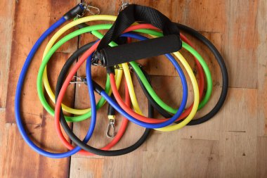 Beyaz arka planda izole edilmiş fiziksel eğitim için elastik diz desteği, Crossfit, fizyoterapi, vücut sağlığı, egzersiz, pilates, yoga ve vücut geliştirme.