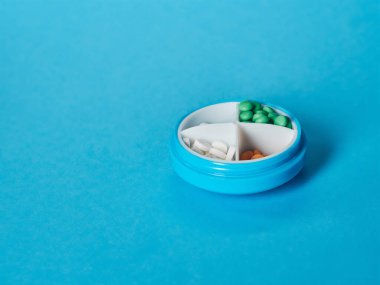 Mavi desenli arka planda mavi hap kutusu