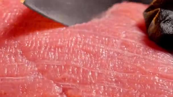 Σεφ φέτα ένα κομμάτι ωμό βόειο κρέας. Κοντινό πλάνο τεμαχισμού κρέατος. Μακρό — Αρχείο Βίντεο