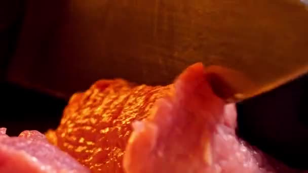 Chef corta um pedaço de carne crua. Close-up tiro de corte de carne — Vídeo de Stock