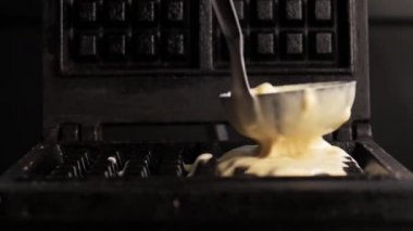 Gözleme ızgarasının üzerine hamur dökme görüntüsü. Waffle hazırlıyorum.