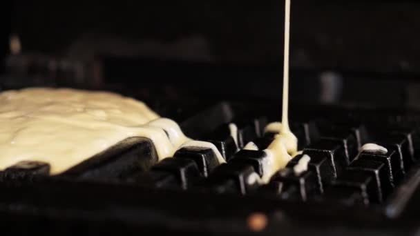 Beelden van het gieten van een deeg op wafelijzer. het bereiden van een wafel — Stockvideo