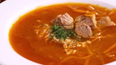 Geleneksel Gürcü çorbası Harço beyaz tabakta. 