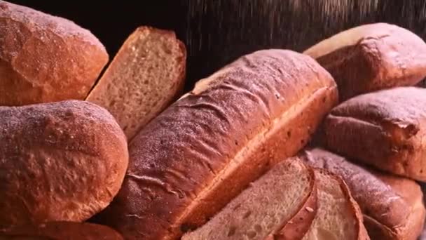 Nybakat bröd som lagts ut efter bakning, strött med mjöl och kryddor — Stockvideo