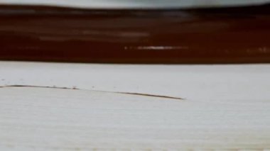 Erimiş çikolatayı doğal taşın üzerinde ısıtmak. Kadın eli ve spatula yakın plan..