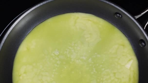 Gesmolten boter wordt gekookt. Sluit maar af. Kookpot, kokende olie gebakken voedsel — Stockvideo