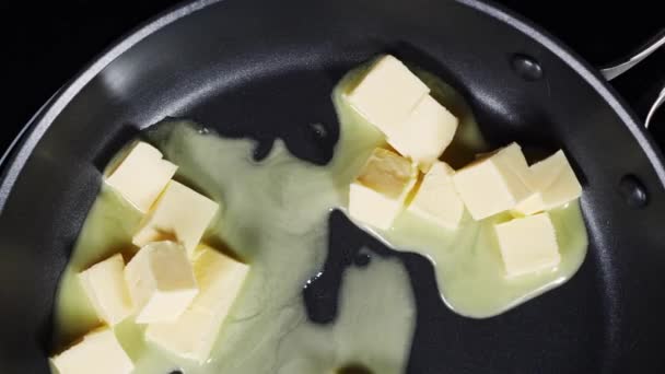 Timelapse de manteiga derretendo em uma panela em um fogão no topo do restaurante — Vídeo de Stock
