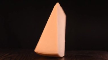 Tahta tabakta taze parmesan peyniri dilimi.