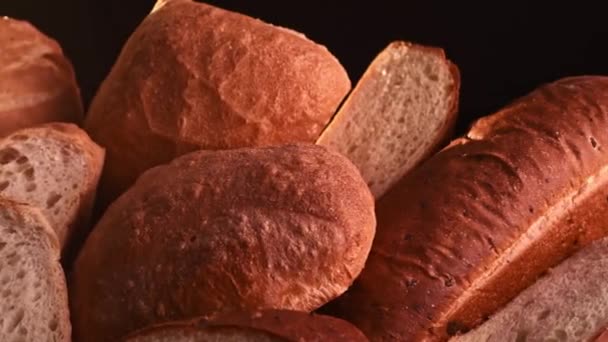 Čerstvě upečený chléb po pečení zblízka — Stock video