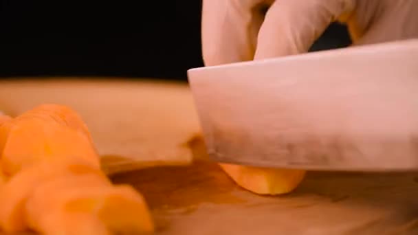 Corte rápido de uma cenoura laranja fresca com um close-up de faca. — Vídeo de Stock