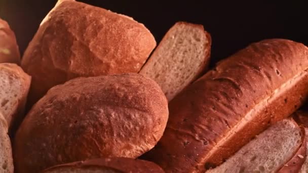 Nybakade bröd bullar som läggs ut närbild — Stockvideo