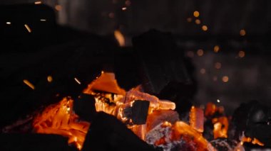 Yanan ahşap manzarası. Güzel bir alev. Kalorifer kazanının içinde kömürlü, karanlık bir arka plan.