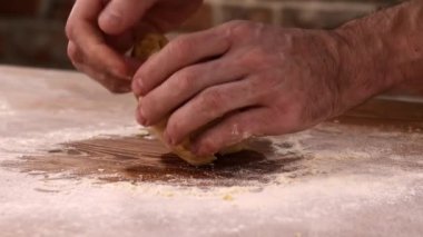 Makarna için un yoğuran kıdemli profesyonel şefin elleri. Emekli, yeni hobisinin keyfini çıkarıyor. Ev yapımı makarna yapıyor. 