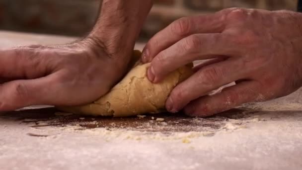 Le mani di chef professionista più anziano impastando la pasta infarinata per pasta. Retiree godendo di nuovo hobby facendo pasta fatta in casa da vicino — Video Stock