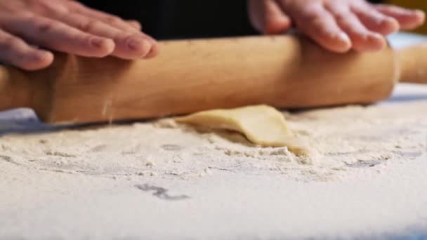 Deeg uitrollen bij het maken van croissants — Stockvideo