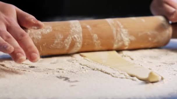 Stendere la pasta nel processo di fabbricazione dei croissant — Video Stock