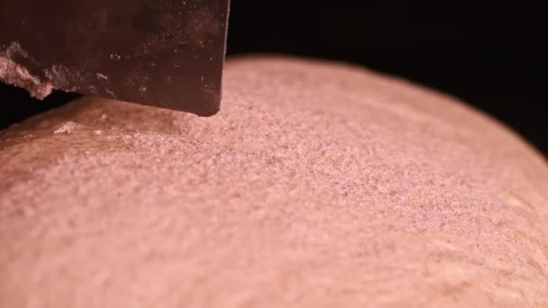 Перед выпечкой свежее тесто режут на кусочки — стоковое видео