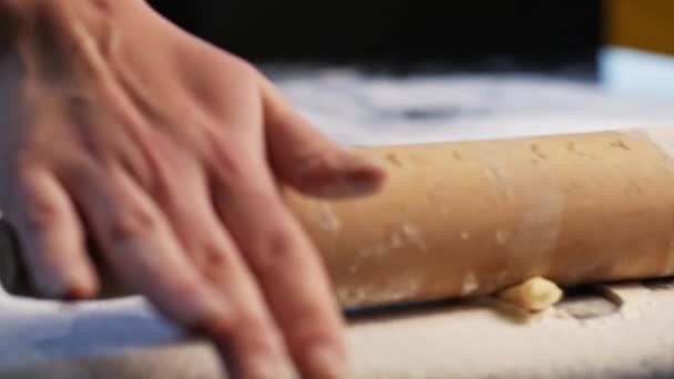 Выкатывание теста в процессе приготовления круассанов — стоковое видео
